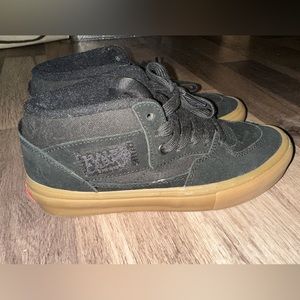 Men’s 5.5 half cab Vans black with gum sole